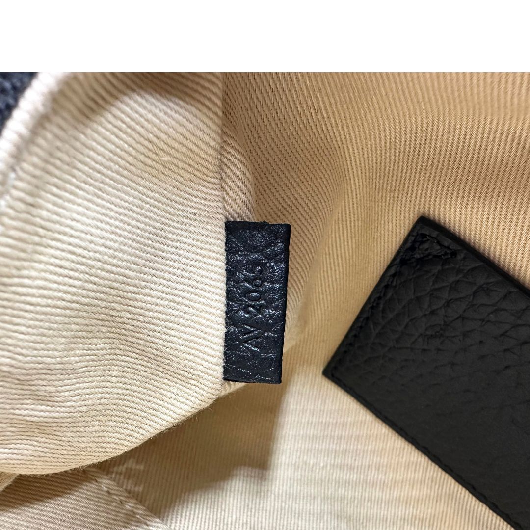 Codice, Borsa Jacquemus nella versione piccola in pelle martellata nera, da portare a mano o a tracolla. Originale, usata, di lusso, in condizioni eccellenti.