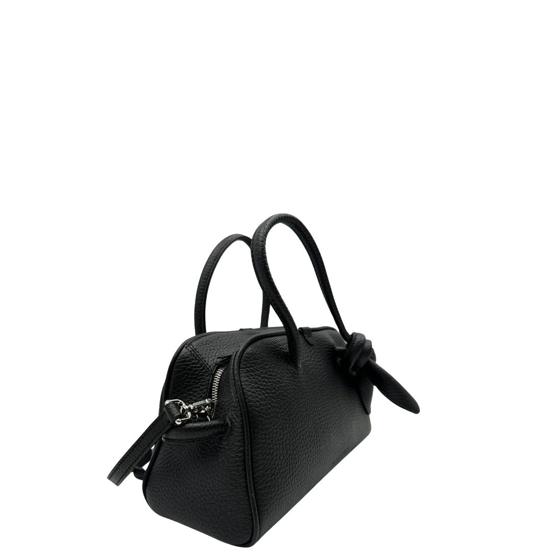 Laterale, Borsa Jacquemus nella versione piccola in pelle martellata nera, da portare a mano o a tracolla. Originale, usata, di lusso, in condizioni eccellenti.