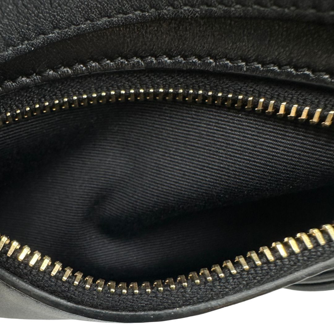 interno Marsupio Saint Laurent in pelle nera trapuntata con parti metalliche dorate, di lusso, originale, ottime condizioni, usata