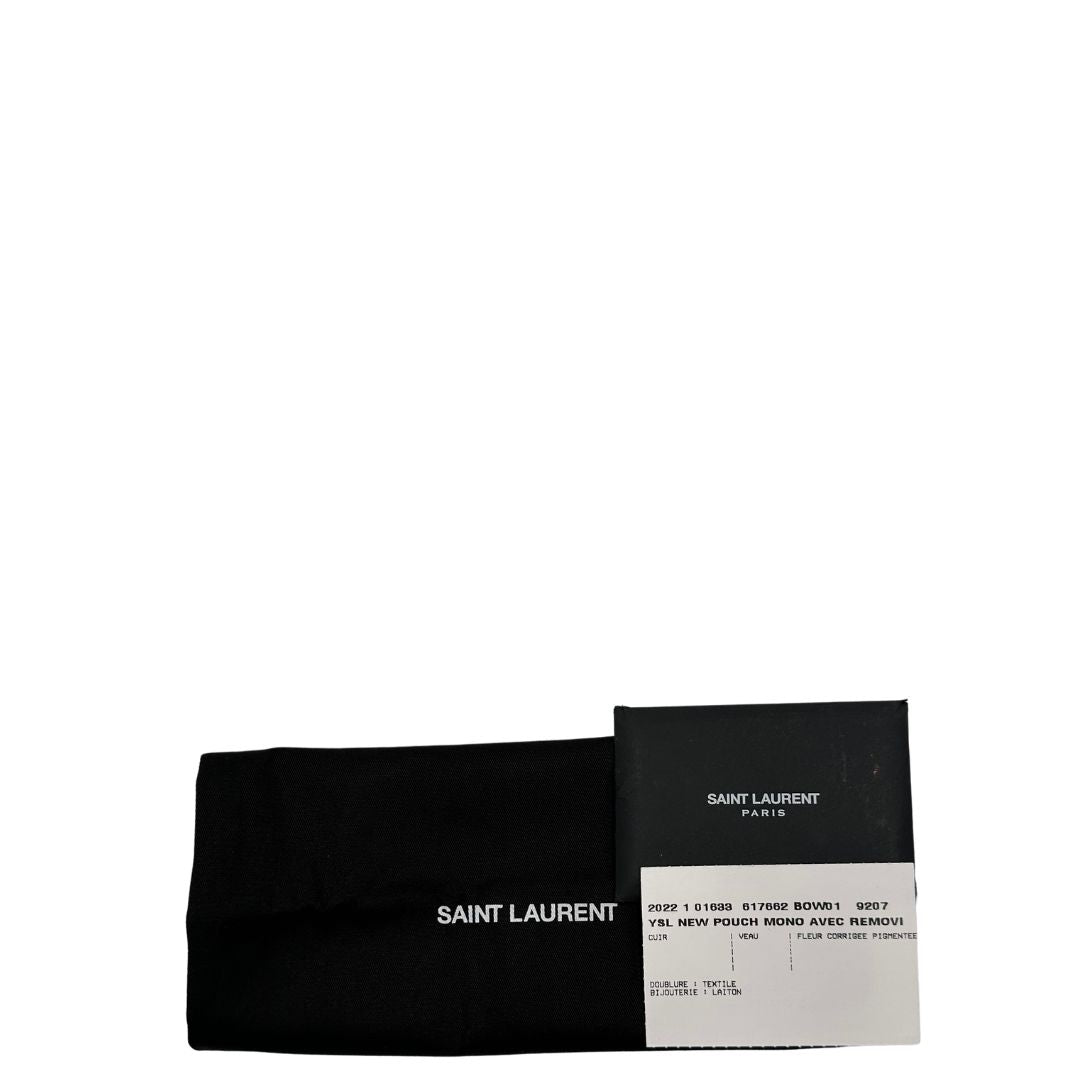 Pochette Envelope con patta sul davanti in pelle conciata, decorata con iniziali YSL in metallo, impunture trapuntate chevron e cinturino da polso rimovibile, di lusso, originale, ottime condizioni