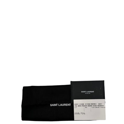 Pochette Envelope con patta sul davanti in pelle conciata, decorata con iniziali YSL in metallo, impunture trapuntate chevron e cinturino da polso rimovibile, di lusso, originale, ottime condizioni
