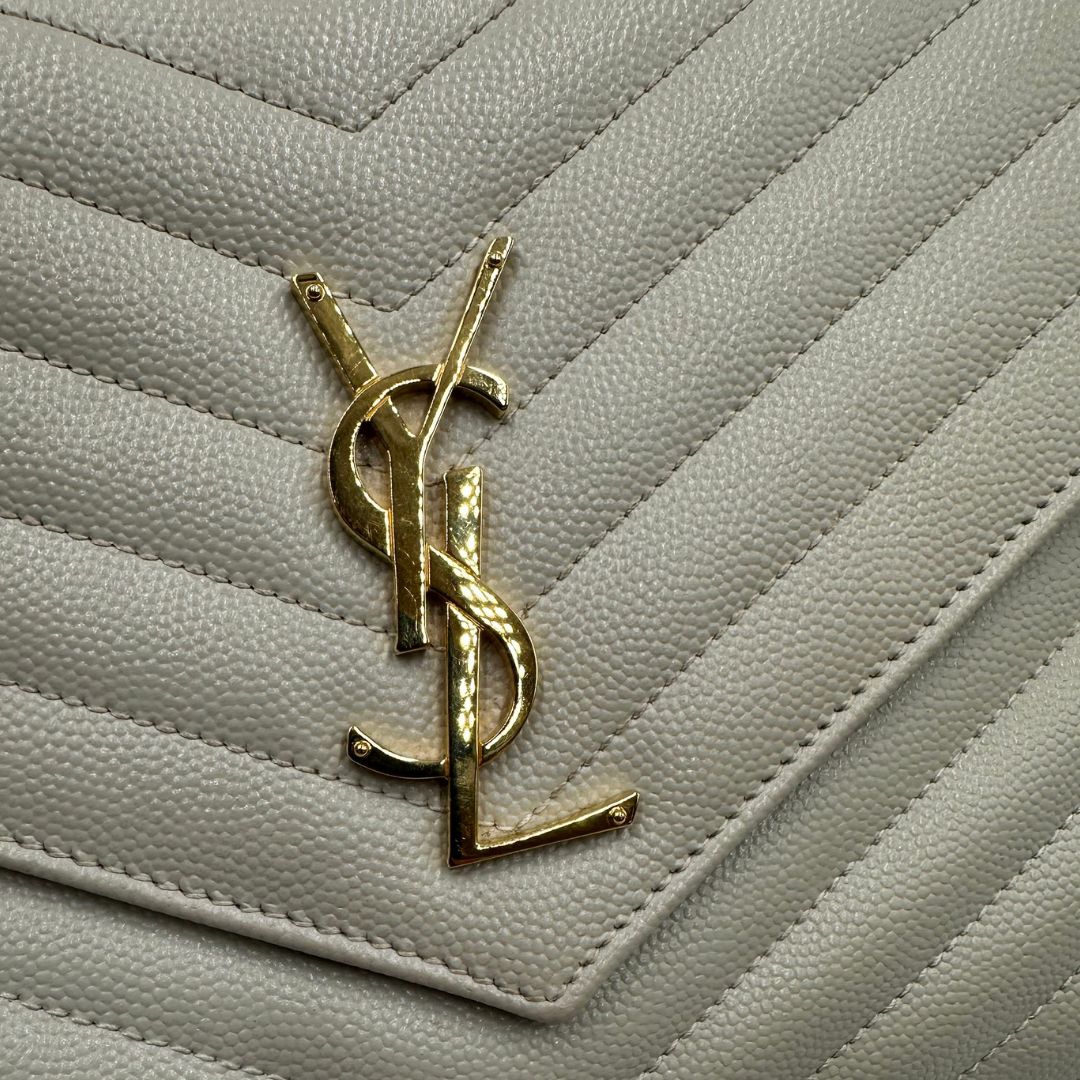 Pochette Envelope con patta sul davanti in pelle conciata, decorata con iniziali YSL in metallo, impunture trapuntate chevron e cinturino da polso rimovibile, di lusso, originale, ottime condizioni