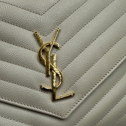Pochette Envelope con patta sul davanti in pelle conciata, decorata con iniziali YSL in metallo, impunture trapuntate chevron e cinturino da polso rimovibile, di lusso, originale, ottime condizioni