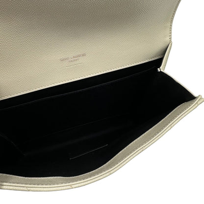 Pochette Envelope con patta sul davanti in pelle conciata, decorata con iniziali YSL in metallo, impunture trapuntate chevron e cinturino da polso rimovibile, di lusso, originale, ottime condizioni