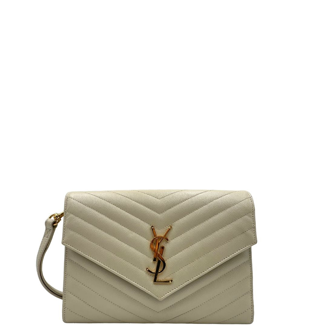 front Pochette Envelope con patta sul davanti in pelle conciata, decorata con iniziali YSL in metallo, impunture trapuntate chevron e cinturino da polso rimovibile, di lusso, originale, ottime condizioni