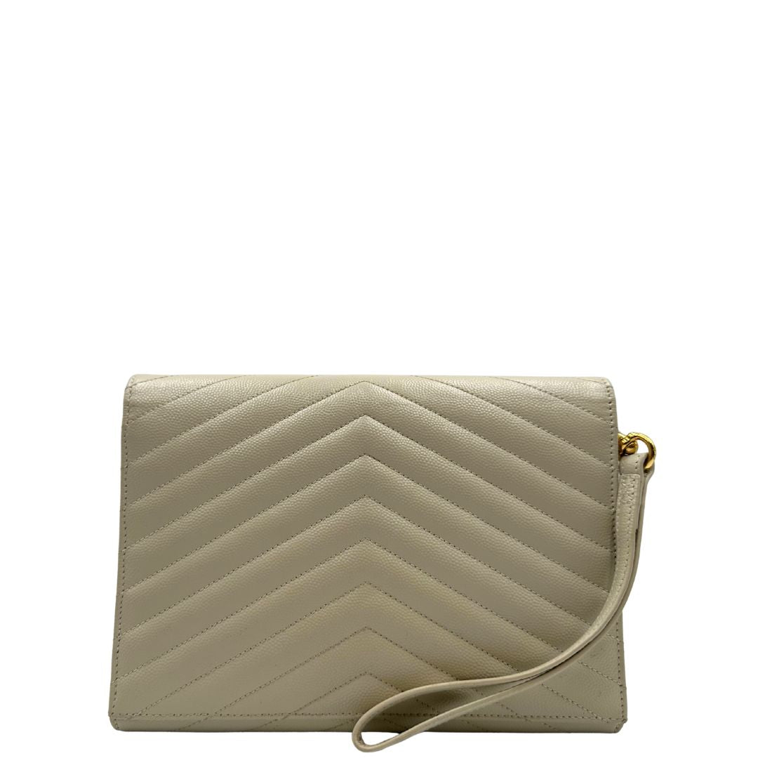 Pochette Envelope con patta sul davanti in pelle conciata, decorata con iniziali YSL in metallo, impunture trapuntate chevron e cinturino da polso rimovibile, di lusso, originale, ottime condizioni