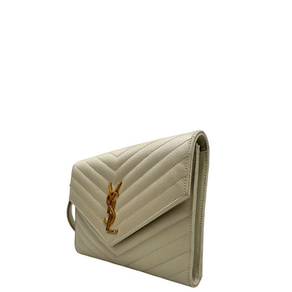 lato Pochette Envelope con patta sul davanti in pelle conciata, decorata con iniziali YSL in metallo, impunture trapuntate chevron e cinturino da polso rimovibile, di lusso, originale, ottime condizioni