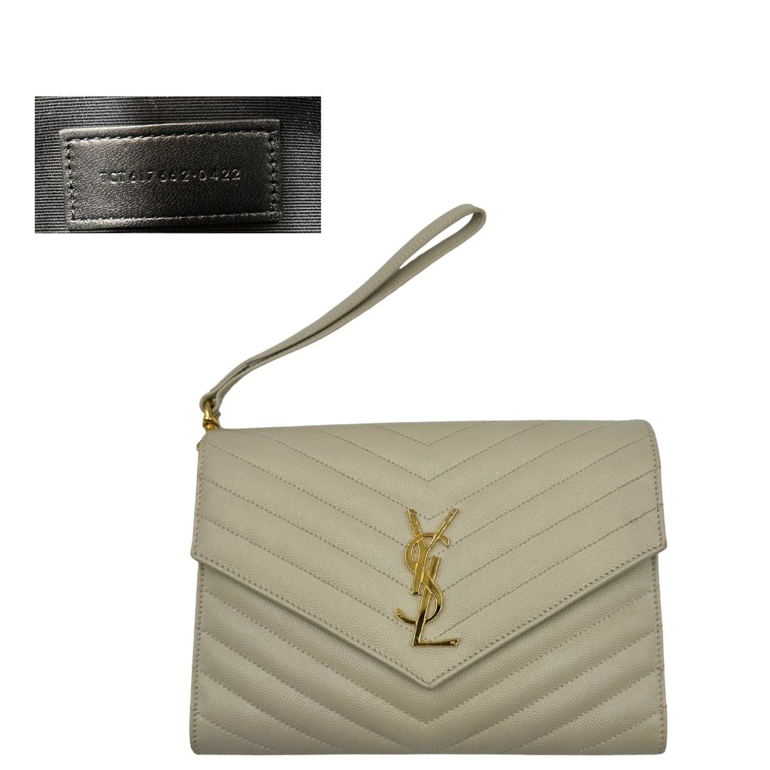 front Pochette Envelope con patta sul davanti in pelle conciata, decorata con iniziali YSL in metallo, impunture trapuntate chevron e cinturino da polso rimovibile, di lusso, originale, ottime condizioni 