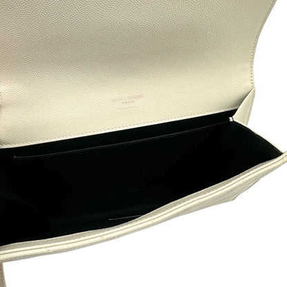 Pochette Envelope con patta sul davanti in pelle conciata, decorata con iniziali YSL in metallo, impunture trapuntate chevron e cinturino da polso rimovibile, di lusso, originale, ottime condizioni