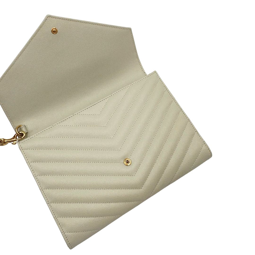 Pochette Envelope con patta sul davanti in pelle conciata, decorata con iniziali YSL in metallo, impunture trapuntate chevron e cinturino da polso rimovibile, di lusso, originale, ottime condizioni
