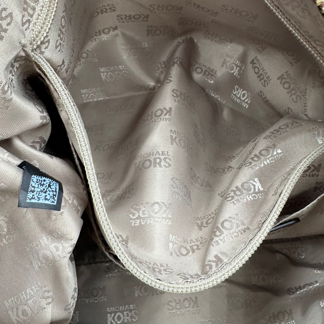 interno Borsa Michael Kors in pelle martellata color cammello e hardware dorato, di lusso, originale, ottime condizioni, usata. 