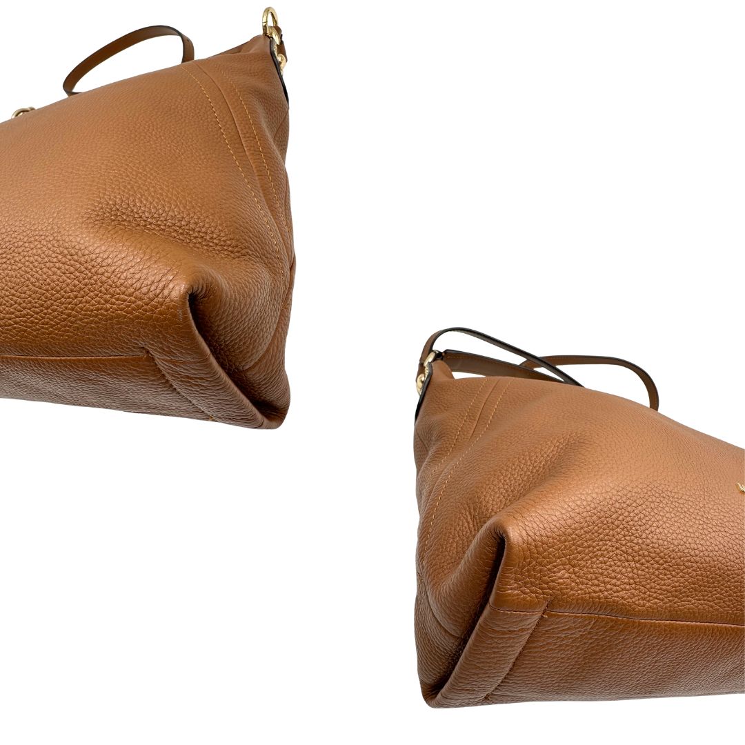 angoli Borsa Michael Kors in pelle martellata color cammello e hardware dorato, di lusso, originale, ottime condizioni, usata. 