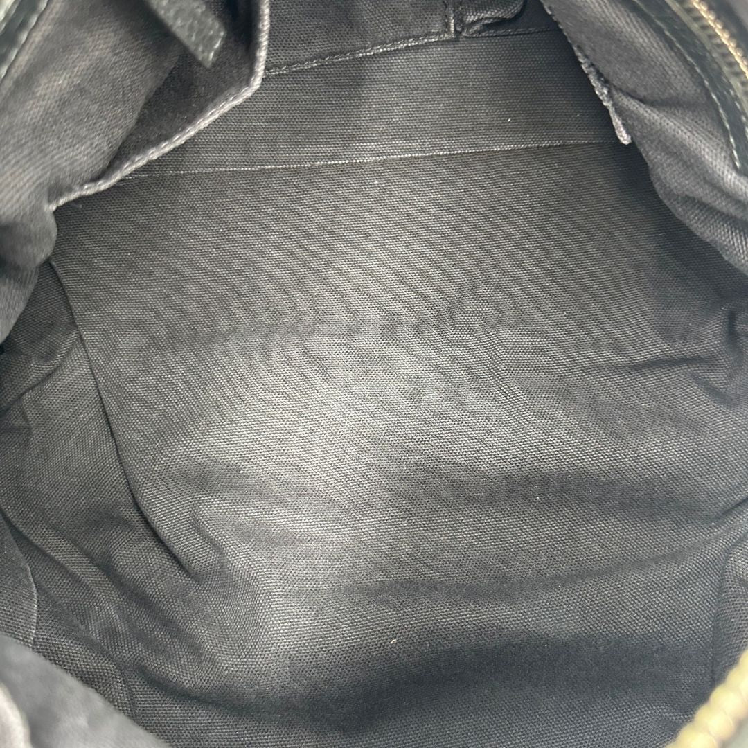 Interno, Compatta borsa Givenchy in pelle martellata nera con hardware argentato, munita di un manico stondato e una tracolla amovibile. Originale, usata, di lusso, in ottime condizioni.