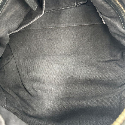 Interno, Compatta borsa Givenchy in pelle martellata nera con hardware argentato, munita di un manico stondato e una tracolla amovibile. Originale, usata, di lusso, in ottime condizioni.