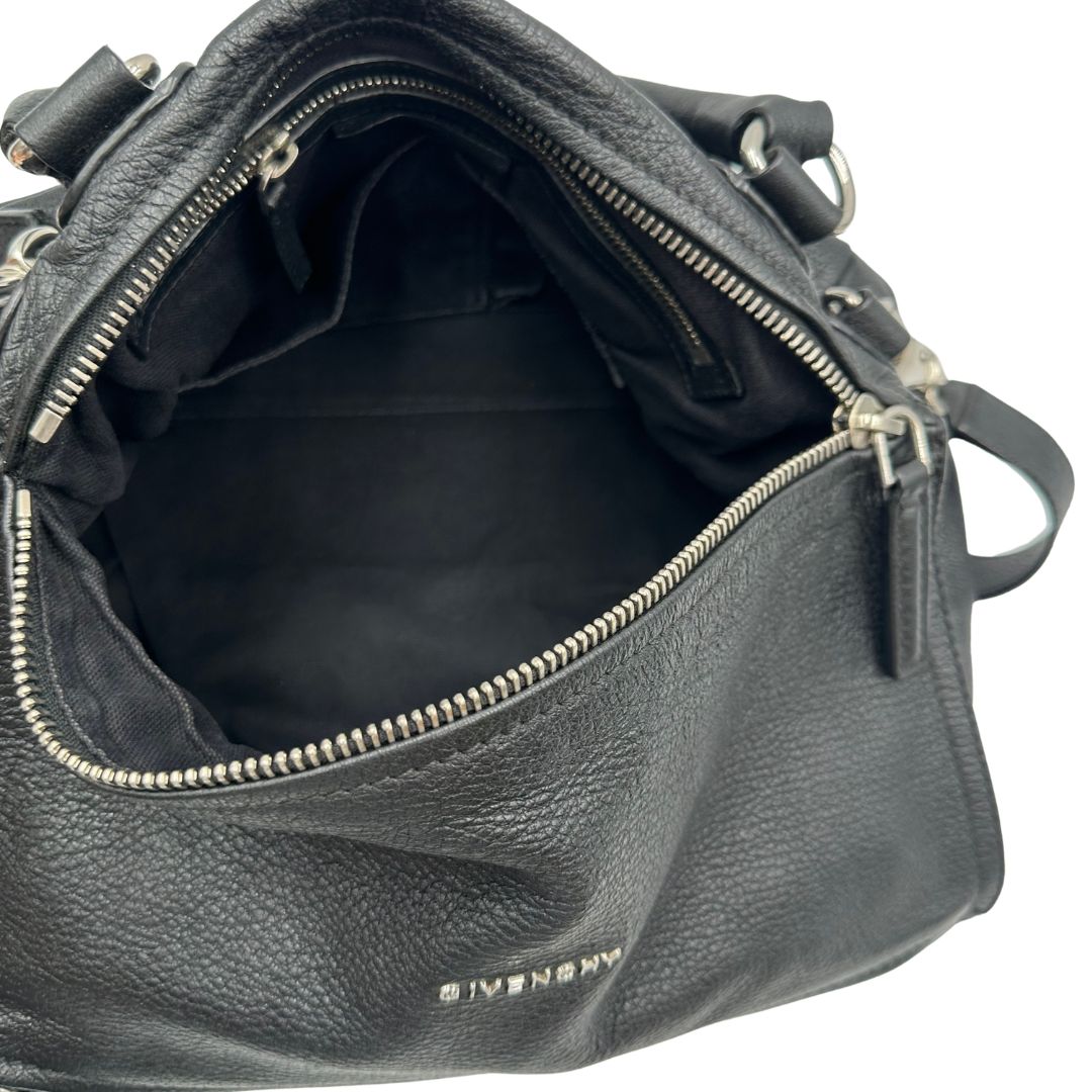 Interno, Compatta borsa Givenchy in pelle martellata nera con hardware argentato, munita di un manico stondato e una tracolla amovibile. Originale, usata, di lusso, in ottime condizioni.