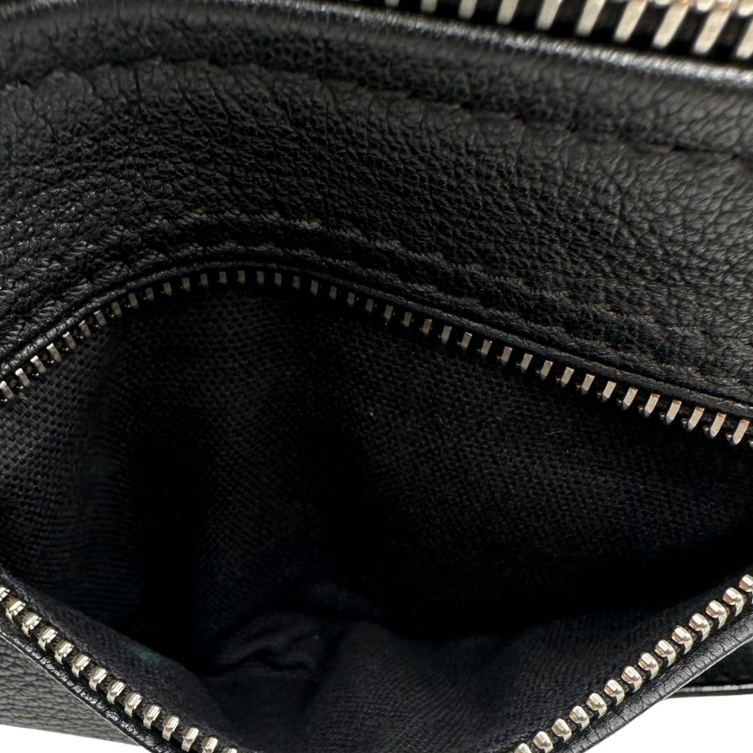 Interno tasca, Compatta borsa Givenchy in pelle martellata nera con hardware argentato, munita di un manico stondato e una tracolla amovibile. Originale, usata, di lusso, in ottime condizioni.