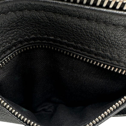Interno tasca, Compatta borsa Givenchy in pelle martellata nera con hardware argentato, munita di un manico stondato e una tracolla amovibile. Originale, usata, di lusso, in ottime condizioni.