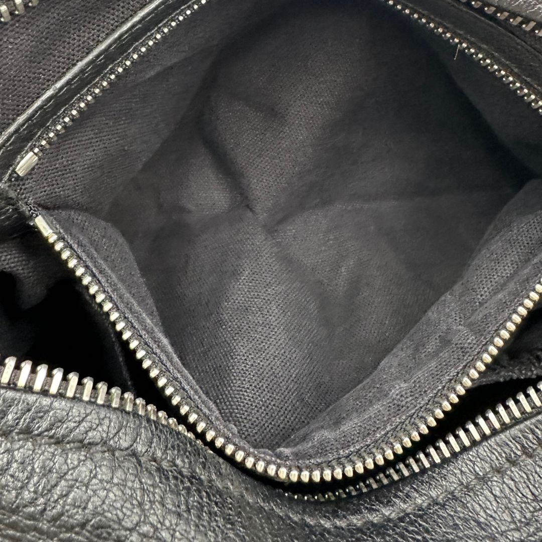 Interno, Compatta borsa Givenchy in pelle martellata nera con hardware argentato, munita di un manico stondato e una tracolla amovibile. Originale, usata, di lusso, in ottime condizioni.