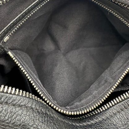 Interno, Compatta borsa Givenchy in pelle martellata nera con hardware argentato, munita di un manico stondato e una tracolla amovibile. Originale, usata, di lusso, in ottime condizioni.