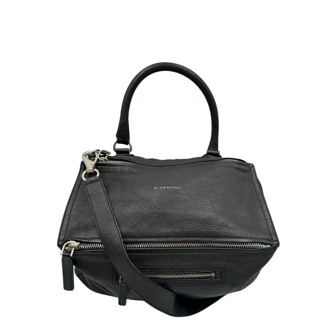 Front, Compatta borsa Givenchy in pelle martellata nera con hardware argentato, munita di un manico stondato e una tracolla amovibile. Originale, usata, di lusso, in ottime condizioni.