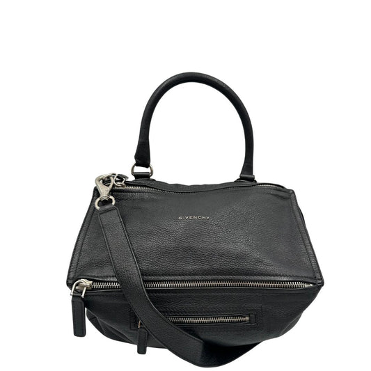 Front, Compatta borsa Givenchy in pelle martellata nera con hardware argentato, munita di un manico stondato e una tracolla amovibile. Originale, usata, di lusso, in ottime condizioni.