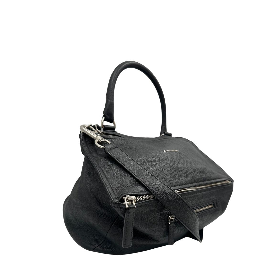 Laterale, Compatta borsa Givenchy in pelle martellata nera con hardware argentato, munita di un manico stondato e una tracolla amovibile. Originale, usata, di lusso, in ottime condizioni.