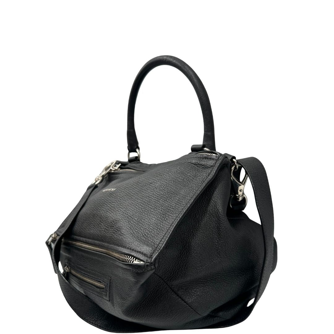 Laterale, Compatta borsa Givenchy in pelle martellata nera con hardware argentato, munita di un manico stondato e una tracolla amovibile. Originale, usata, di lusso, in ottime condizioni.
