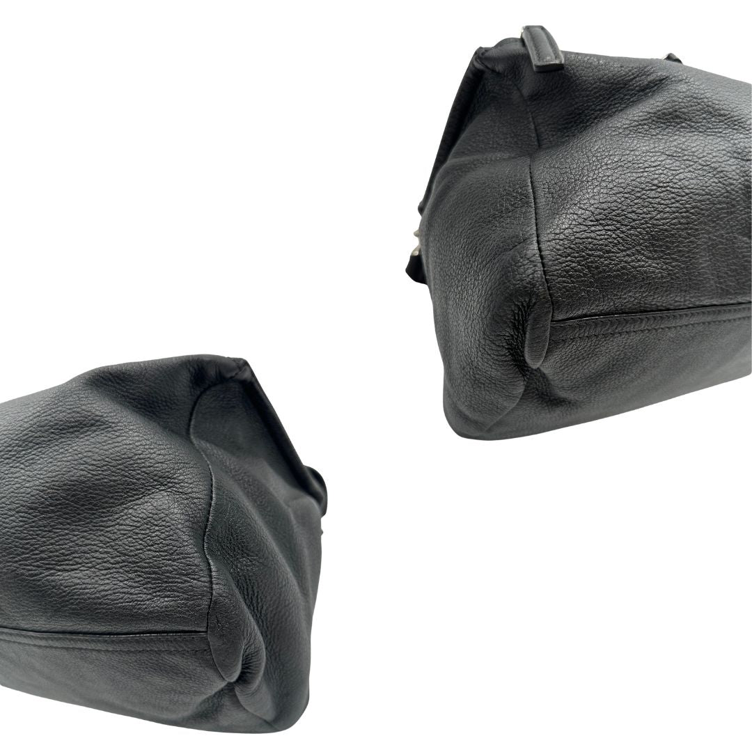 Angoli, Compatta borsa Givenchy in pelle martellata nera con hardware argentato, munita di un manico stondato e una tracolla amovibile. Originale, usata, di lusso, in ottime condizioni.
