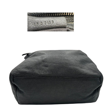 Base, Compatta borsa Givenchy in pelle martellata nera con hardware argentato, munita di un manico stondato e una tracolla amovibile. Originale, usata, di lusso, in ottime condizioni.