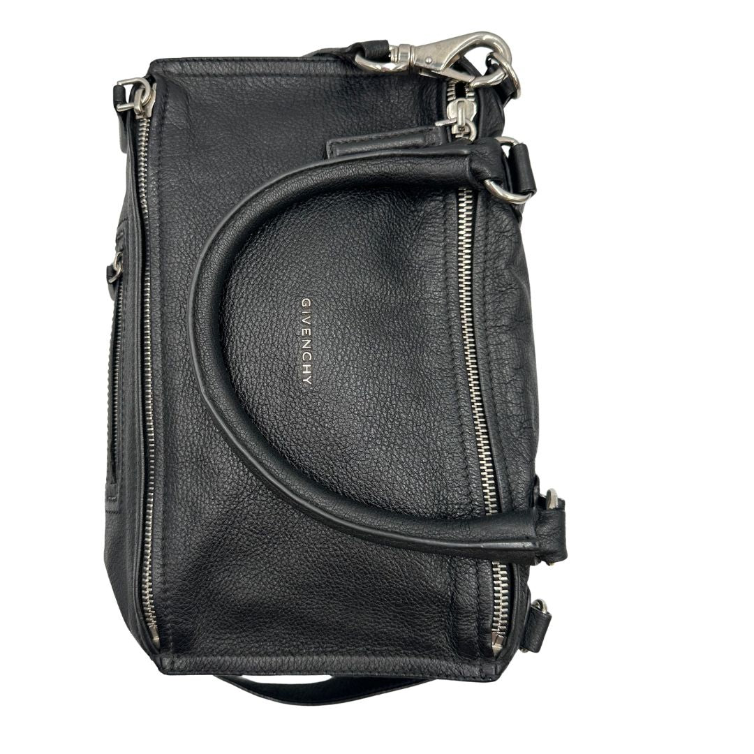 Laterale, Compatta borsa Givenchy in pelle martellata nera con hardware argentato, munita di un manico stondato e una tracolla amovibile. Originale, usata, di lusso, in ottime condizioni.