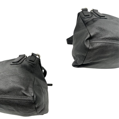 Angoli, Compatta borsa Givenchy in pelle martellata nera con hardware argentato, munita di un manico stondato e una tracolla amovibile. Originale, usata, di lusso, in ottime condizioni.