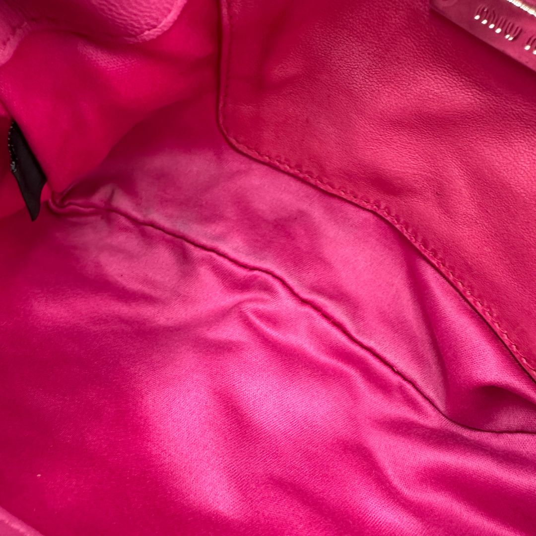 interno Borsa Miu Miu in faille crystal pink, munita di una tracolla impreziosita da strass, di lusso, originale, ottime condizioni, usata. 