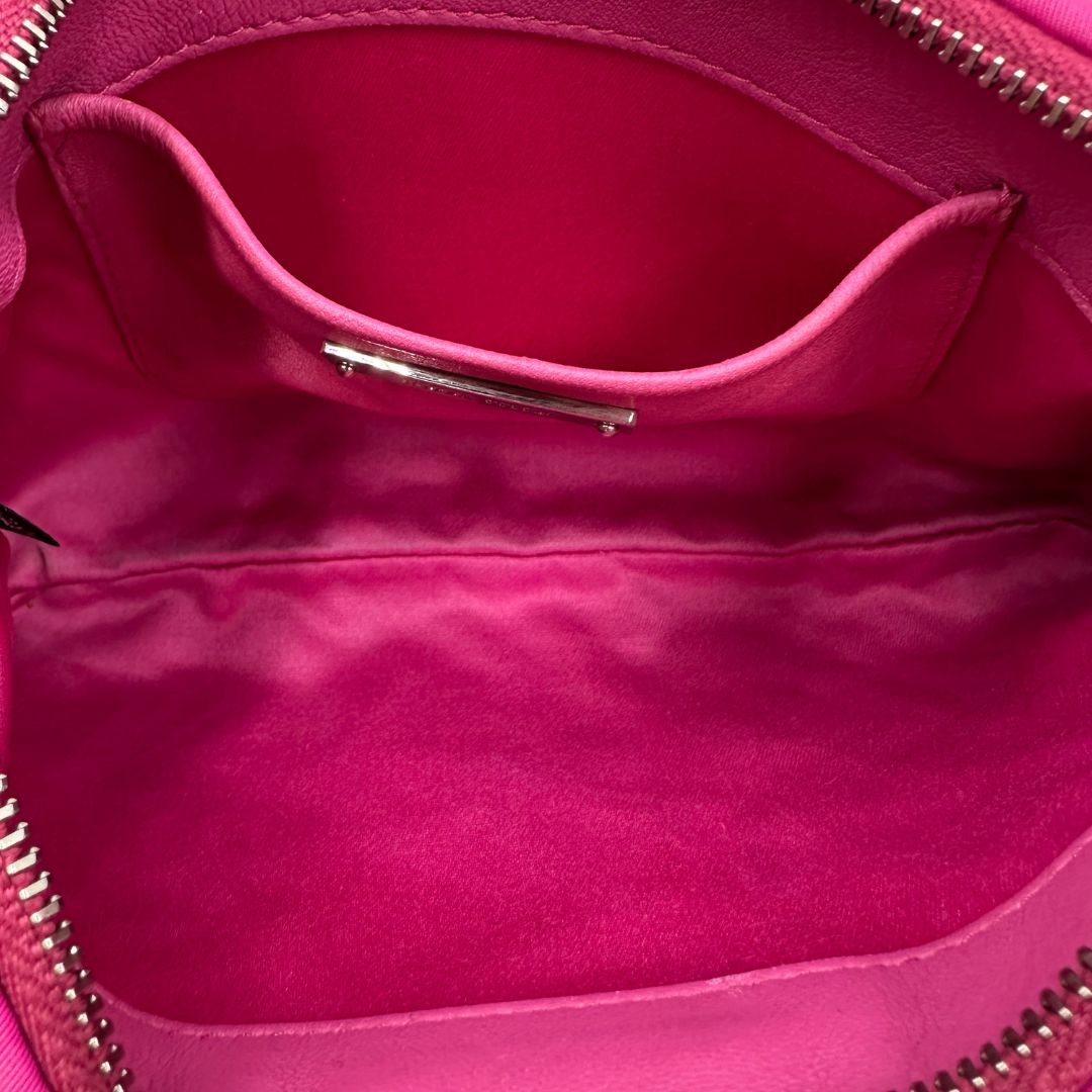 interno Borsa Miu Miu in faille crystal pink, munita di una tracolla impreziosita da strass, di lusso, originale, ottime condizioni, usata. 