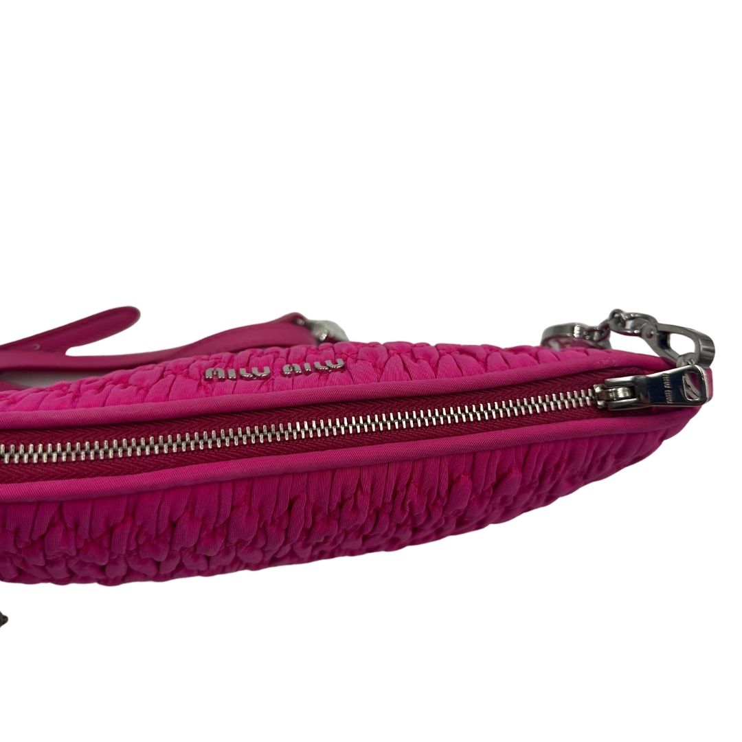 Borsa Miu Miu in faille crystal pink, munita di una tracolla impreziosita da strass, di lusso, originale, ottime condizioni, usata.