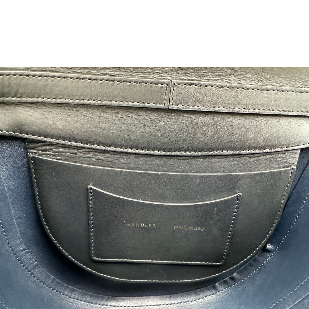 Borsa Wandler billy in pelle nera con hardware dorato. Indossabile a tracolla. Originale, usata, di lusso in ottime condizioni.