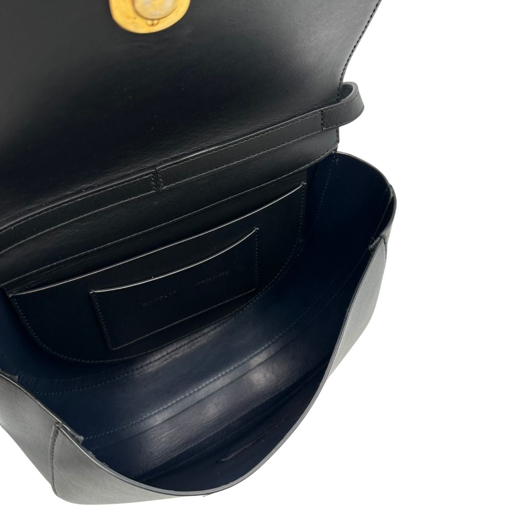Borsa Wandler billy in pelle nera con hardware dorato. Indossabile a tracolla. Originale, usata, di lusso in ottime condizioni.