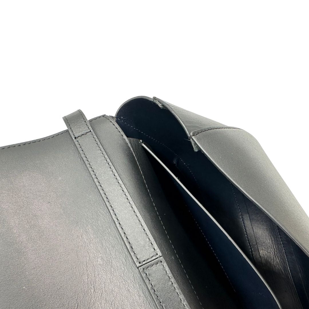 Borsa Wandler billy in pelle nera con hardware dorato. Indossabile a tracolla. Originale, usata, di lusso in ottime condizioni.