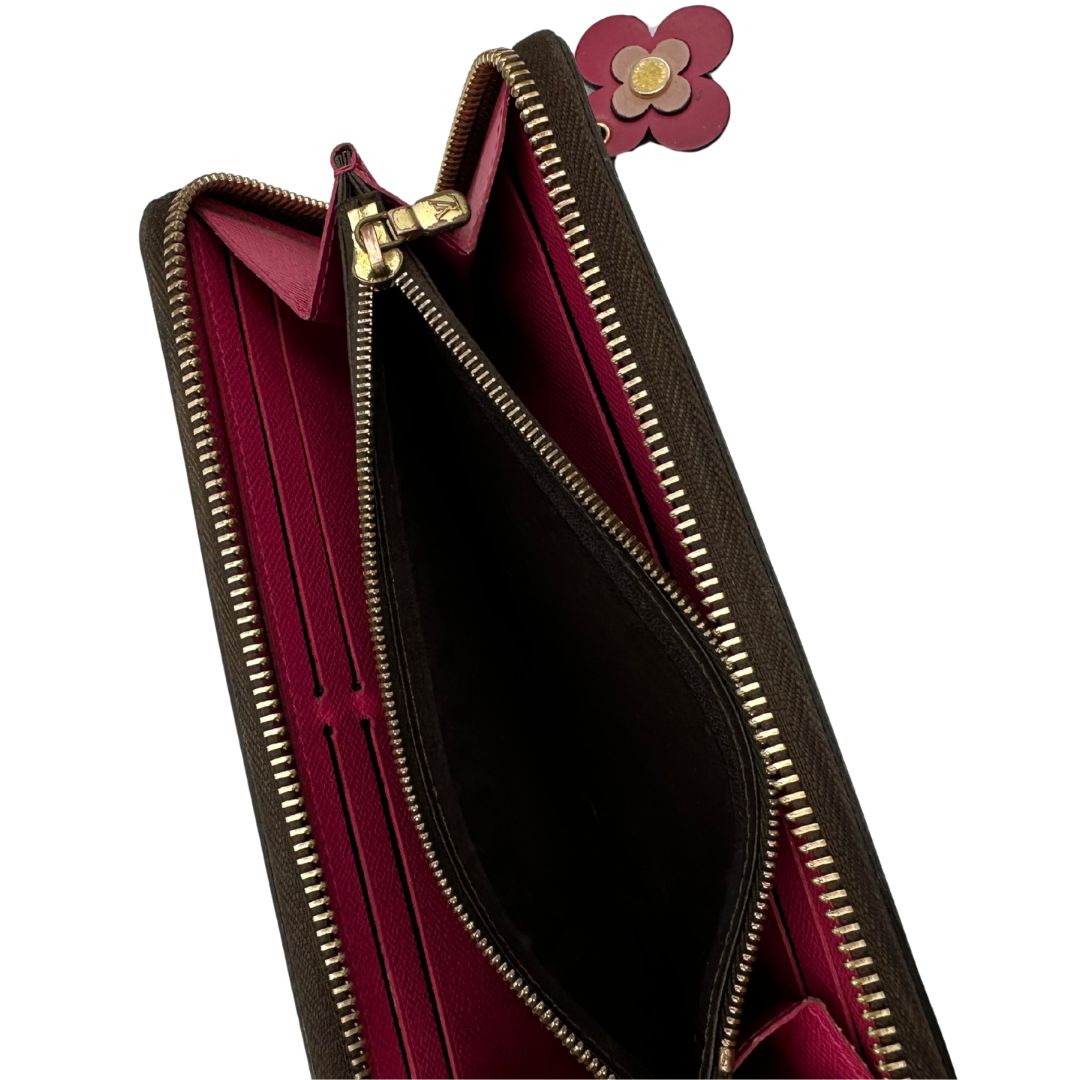 Portafoglio LV Clemence Limited Edition in canvas monogram impreziosito da charm floreale, di lusso, originale.