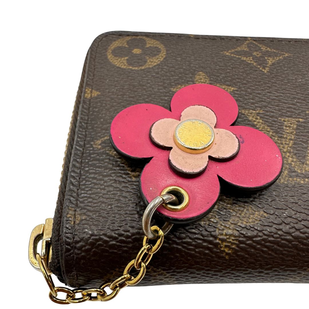 Portafoglio LV Clemence Limited Edition in canvas monogram impreziosito da charm floreale, di lusso, originale.