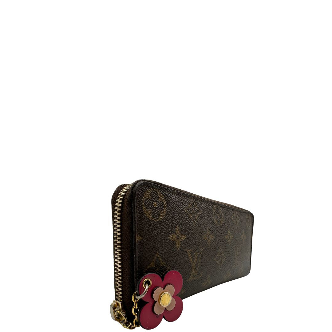 Portafoglio LV Clemence Limited Edition in canvas monogram impreziosito da charm floreale, di lusso, originale.