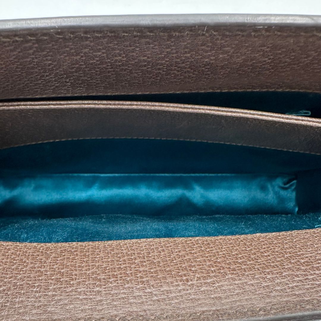 Interno,  Borsa Gucci Ophidia GG beige con finiture in pelle marrone, con iconica striscia Web verde e rossa sul front. Indossabile a tracolla. Originale, usata, di lusso, in ottime condizioni.