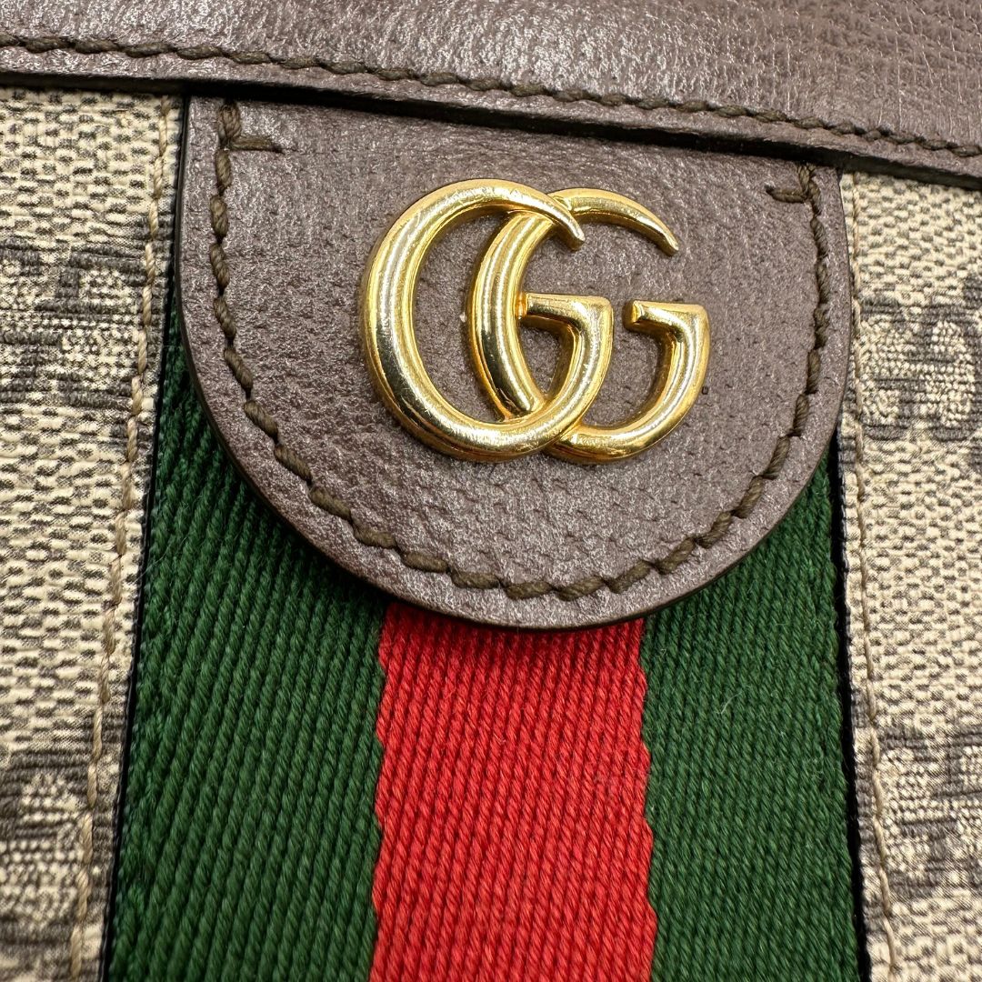 Front, Borsa Gucci Ophidia GG beige con finiture in pelle marrone, con iconica striscia Web verde e rossa sul front. Indossabile a tracolla. Originale, usata, di lusso, in ottime condizioni.
