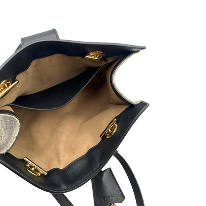Interno, Borsa Gucci in canvas GG monogram con finiture in pelle nera e parti metalliche dorate; munita di doppi manici in catena con spallacci in pelle. Originale, usata, di lusso, in condizioni eccellenti.