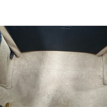 Interno, Borsa Gucci in canvas GG monogram con finiture in pelle nera e parti metalliche dorate; munita di doppi manici in catena con spallacci in pelle. Originale, usata, di lusso, in condizioni eccellenti.