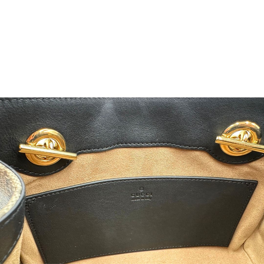 Interno, Borsa Gucci in canvas GG monogram con finiture in pelle nera e parti metalliche dorate; munita di doppi manici in catena con spallacci in pelle. Originale, usata, di lusso, in condizioni eccellenti.