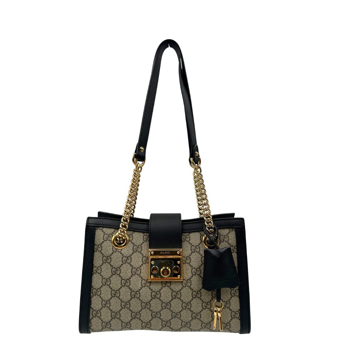 Front, Borsa Gucci in canvas GG monogram con finiture in pelle nera e parti metalliche dorate; munita di doppi manici in catena con spallacci in pelle. Originale, usata, di lusso, in condizioni eccellenti.