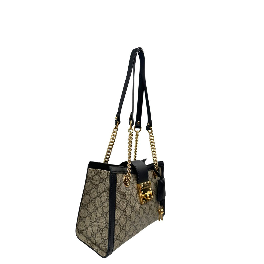Laterale, Borsa Gucci in canvas GG monogram con finiture in pelle nera e parti metalliche dorate; munita di doppi manici in catena con spallacci in pelle. Originale, usata, di lusso, in condizioni eccellenti.