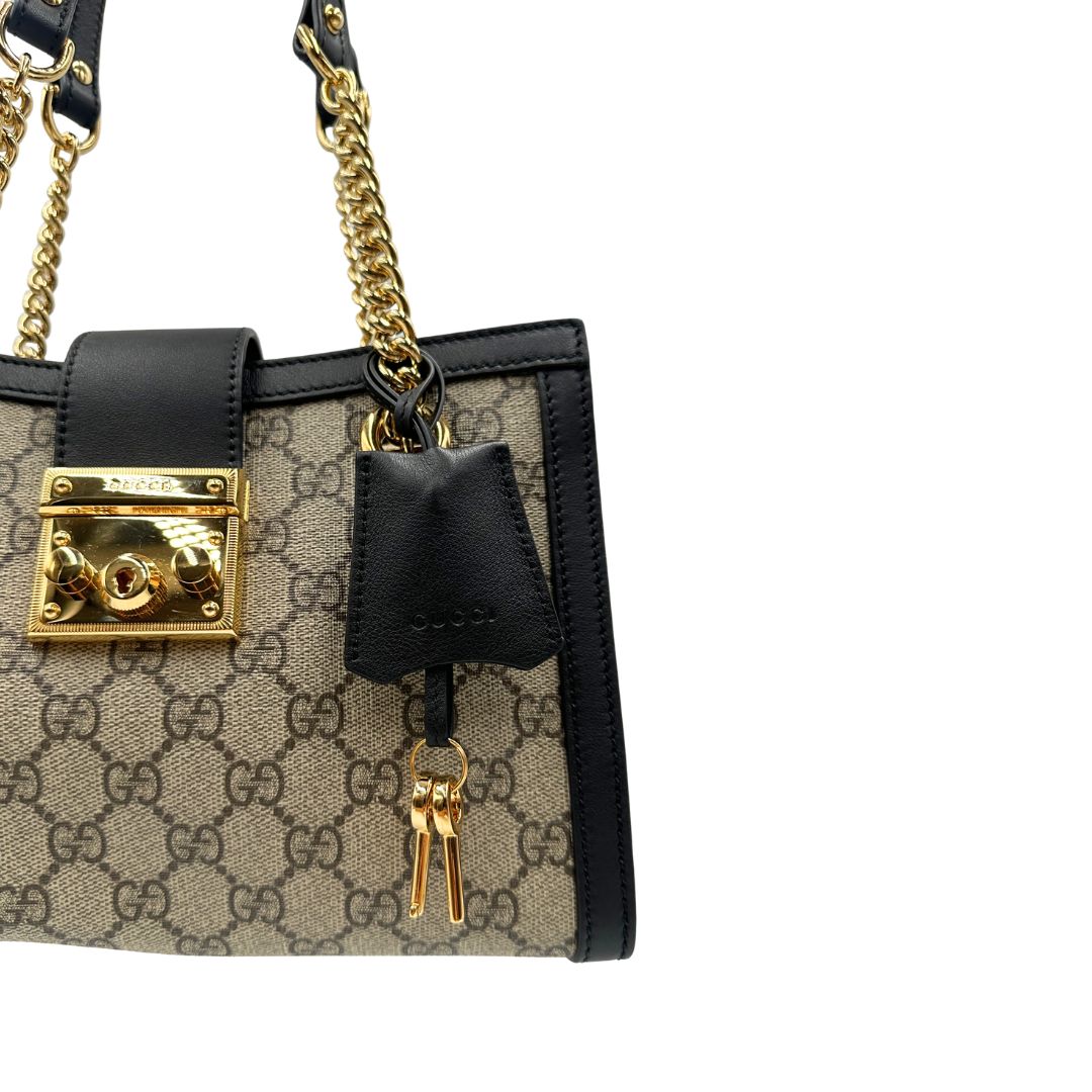 Borsa Gucci in canvas GG monogram con finiture in pelle nera e parti metalliche dorate; munita di doppi manici in catena con spallacci in pelle. Originale, usata, di lusso, in condizioni eccellenti.