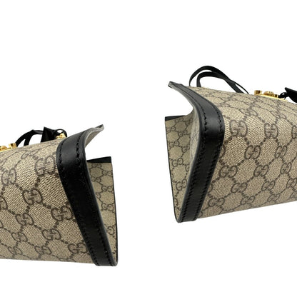 Angoli, Borsa Gucci in canvas GG monogram con finiture in pelle nera e parti metalliche dorate; munita di doppi manici in catena con spallacci in pelle. Originale, usata, di lusso, in condizioni eccellenti.