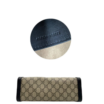 Base, e codice, Borsa Gucci in canvas GG monogram con finiture in pelle nera e parti metalliche dorate; munita di doppi manici in catena con spallacci in pelle. Originale, usata, di lusso, in condizioni eccellenti.